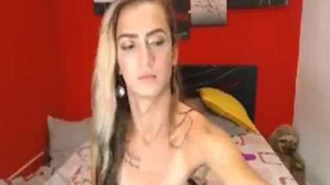 SHOWS OFF HER gorgeous BODY!
