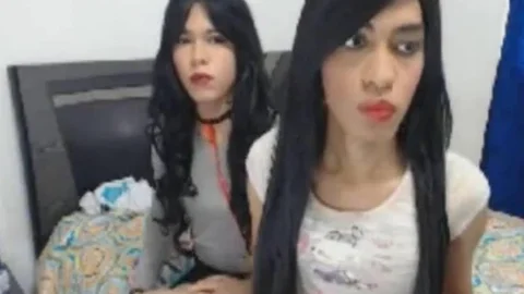 Two yummy shemale suck And nail