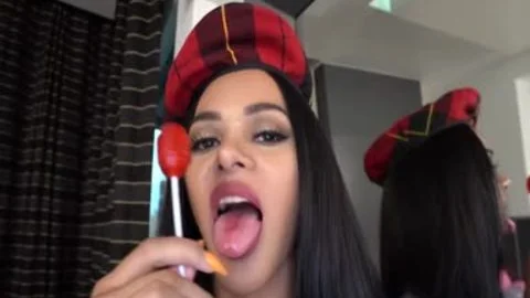 Nikki Flaquita Window Shopping